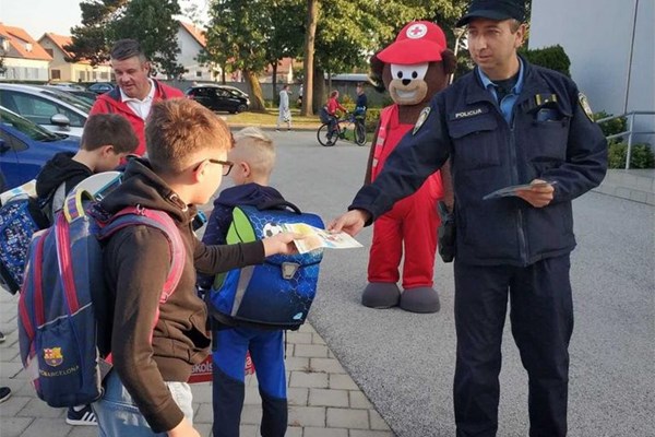 Sigurno u školu: Slikovnice Crvenog križa za male školarce